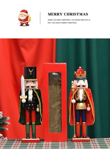 Détail de casse-noisettes en bois dans un coffret cadeau rouge sur nappe de fête