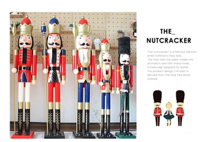 Détail de cinq figurines de soldats casse-noisettes en bois avec des détails peints colorés