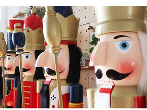 Détail de grands casse-noisettes en bois peints de 150 cm pour décoration festive de Noël