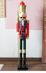 Détail d'un casse-noisette traditionnel de 150cm en bois avec peinture colorée