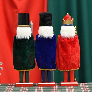 Lot de trois casse-noisettes en bois de 38 cm avec capes en velours, vue de dos