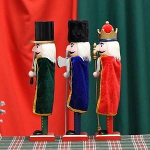 Trois casse-noisettes de Noël de 38cm en bois avec capes en velours sur fond écossais