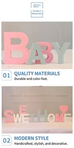 Détail de lettres 3D en bois rose et bleu montrant le fini mat et la texture du bois