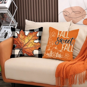 Housses de coussin d'automne avec imprimés feuilles d'érable et motifs de citrouilles