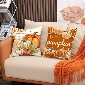 Herbstliche Deko-Kissenbezüge mit Kürbisdruck und Gather Together Text auf dem Sofa