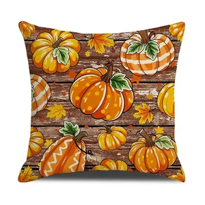 Housse de coussin d'automne en lin avec citrouilles et feuilles d'érable sur fond bois