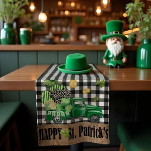 Detail eines St. Patrick's Day Tischläufers mit grünem LKW und Kleeblatt auf Holztisch
