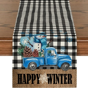 Detail von Weihnachts-Tischläufer mit Schneemann, blauem Truck und schwarz-weißem Karo