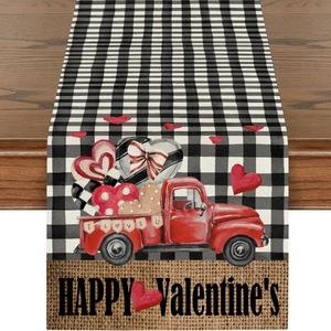 Detailansicht Tischläufer zum Valentinstag mit rotem LKW-Motiv und Herz-Dekoration