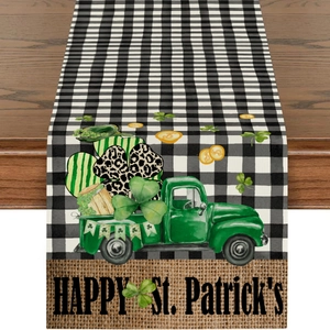 Detail eines St. Patrick's Day Tischläufers aus Leinen mit grünem LKW und Kleeblatt