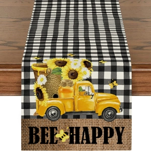 Detail eines Bee Happy Tischläufers mit Karomuster, Vintage Truck und Sonnenblumen