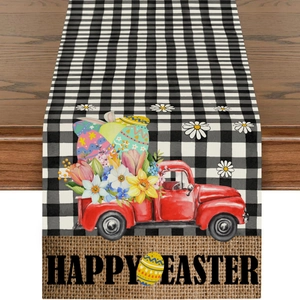 Detail eines Happy Easter Tischläufers mit rotem Truck, Eiern und Buffalo Check Muster
