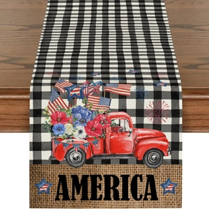 Detail eines Leinentischläufers mit rotem Oldtimer Truck, US Flaggen und Karomuster Kante