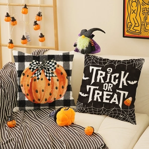 Set van twee Halloween kussenslopen met pompoen en trick or treat ontwerpen