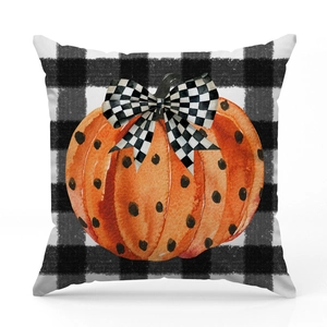 Halloween kussensloop met aquarel pompoen en zwart-wit geblokte achtergrond decoratie
