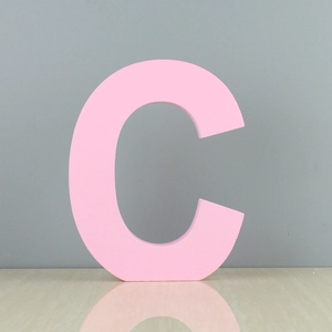 Lettre C en bois rose pour décoration d'intérieur minimaliste et accessoire photo