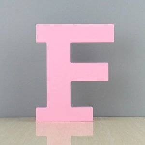 Lettre F décorative en bois rose pour décoration de mariage et accessoires photo