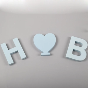 Lettres décoratives H, B en bois bleu pastel et forme de cœur pour mariage et maison