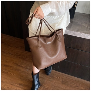 Dettaglio della pelle martellata marrone di alta qualità su una borsa tote moderna