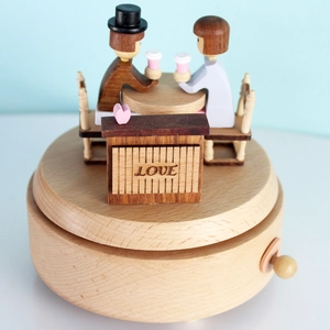 Handmade Beech Wood Music Box Romantic Couple Dating Scene Wind-up Musical Box With Love Engraving For Valentine Gift