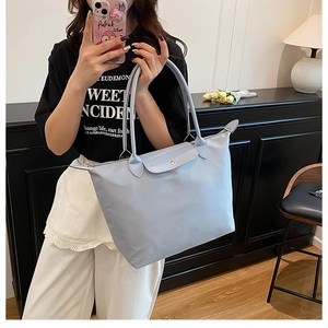 Selfie miroir du grand sac cabas en nylon bleu clair avec rabat et anses en cuir