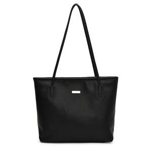 Sac cabas noir minimaliste en cuir grainé avec fines bandoulières et logo métallique fin