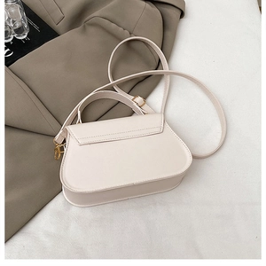 Détail du sac à bandoulière structuré beige avec ferrures dorées et finition mate lisse