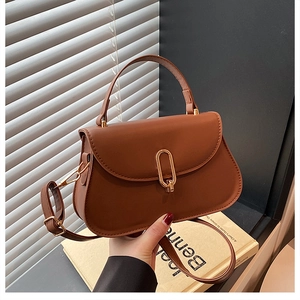 Vue détaillée du sac à main marron caramel avec fermoir doré et poignée supérieure