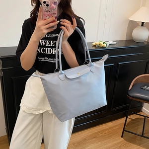 Grand sac cabas en nylon bleu pour femme avec rabat en cuir et anses pour le quotidien
