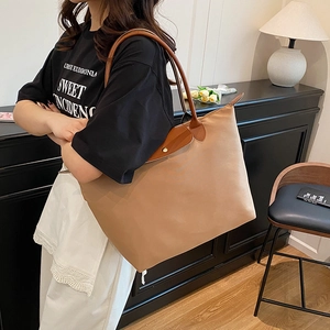 Grand sac cabas en nylon kaki avec anses en cuir marron et boucle dorée