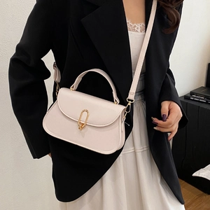 Sac à main bandoulière beige minimaliste avec fermoir doré et bandoulière réglable