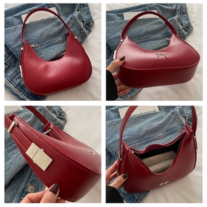 Vues détaillées du sac croissant en cuir rouge avec nœud argenté et espace intérieur