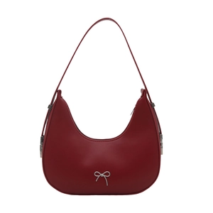 Sac sous le bras demi-lune rouge avec nœud en métal argenté et finition en cuir lisse