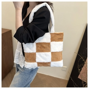 Détail du sac cabas en peluche à damier montrant la texture douce et la grande capacité