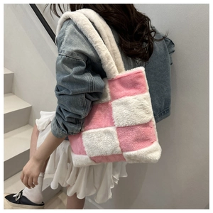 Détail du sac cabas en peluche à damier rose et blanc montrant la texture douce