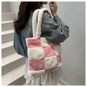 Détail du sac fourre-tout en peluche à damier rose et blanc avec texture douce en fourrure