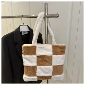 Détail du grand sac cabas en peluche à damier crème et caramel avec de larges anses