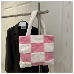 Détail du sac cabas en peluche à damier rose et blanc avec texture en fausse fourrure