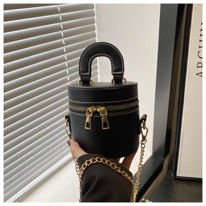 Détail du sac seau noir avec surpiqûres blanches contrastées et finitions dorées