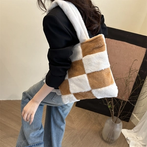 Grand sac cabas en peluche à damier marron pour femme avec une texture douce et élégante