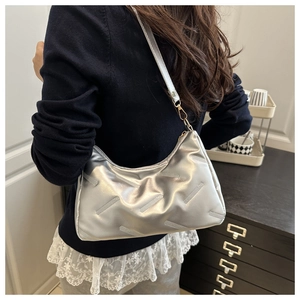 Silberne Schultertasche in Metallic-Optik mit Steppmuster am Model getragen