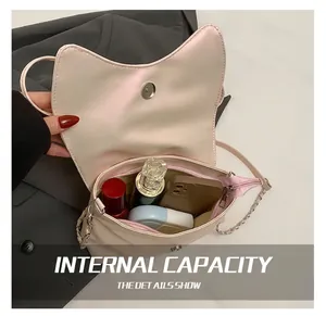 Binnenzicht van roze tas met kattenoren met ruimte voor telefoon en cosmetica
