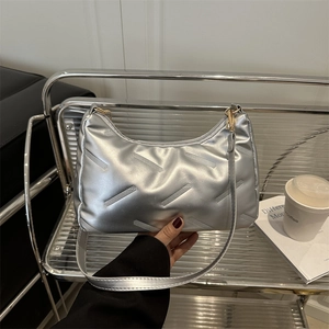 Silberne gesteppte Hobo-Schultertasche mit Metallic-Finish und goldener Hardware