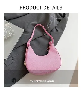 Detailansicht der rosa Hobo-Tasche mit Twill-Textur und goldenen Metallakzenten