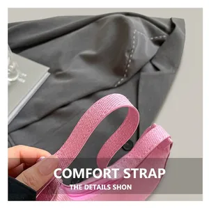 Nahaufnahme des rosa gewebten Schultergurts einer minimalistischen Sommertasche