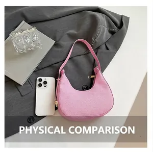 Details der rosa Sichel-Tasche mit Metallreißverschluss und Handy zur Größenreferenz