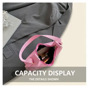 Detail der rosa gewebten Handtasche mit geräumigem Innenraum für Handy und Kosmetik