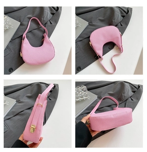 Detailansicht der rosa Halbmond-Achseltasche mit goldener Schnalle und Canvas-Struktur