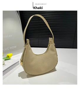 Detailansicht der khakifarbenen Halbmond-Tasche aus feinem Twill-Stoff mit goldener Hardware