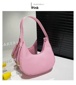 Detail der rosa Halbmond-Tasche mit hochwertigem Twill-Gewebe und goldener Metallschnalle